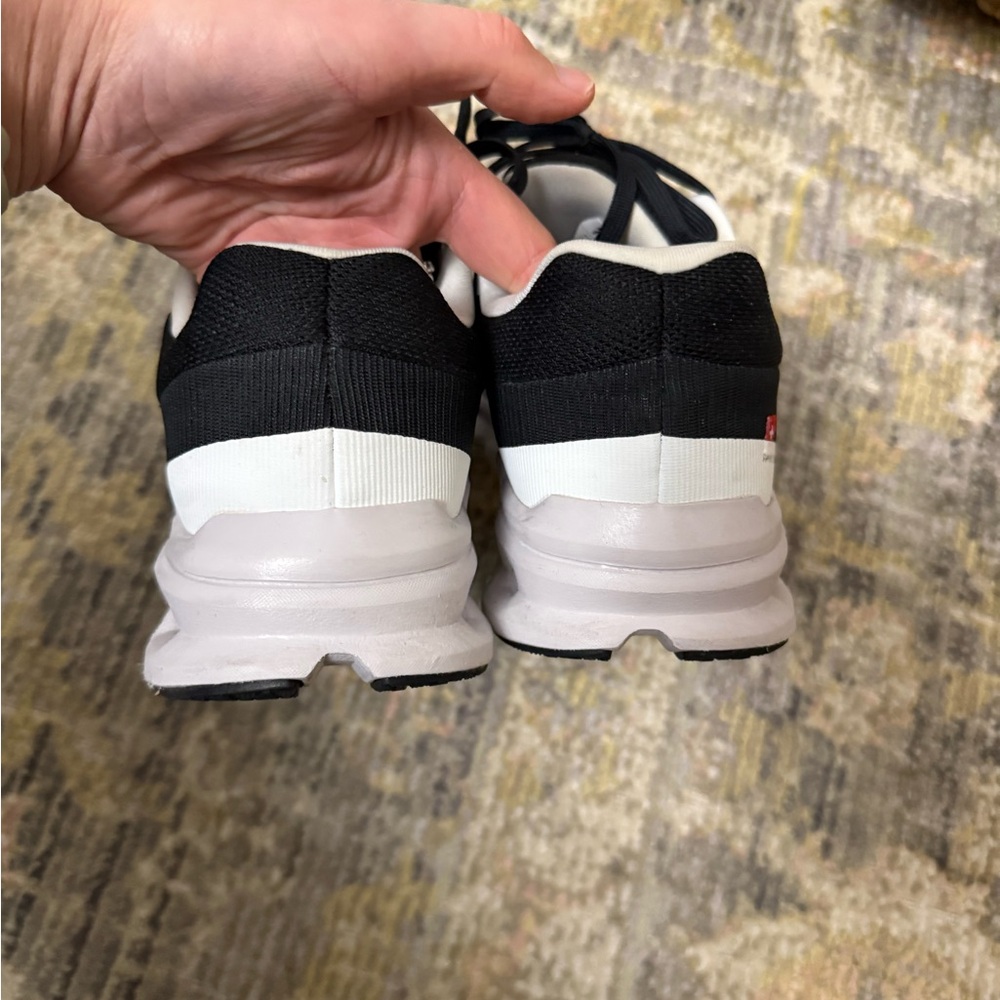 On Cloud cloudrunner woman’s Black and Gray Shoes - Picture 6 of 9